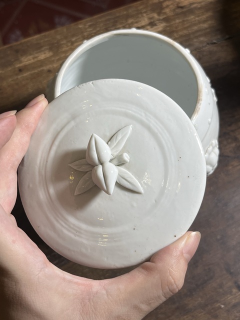 古玩陶瓷德化白瓷貼塑梅花紋鼓型罐真品鑒賞圖
