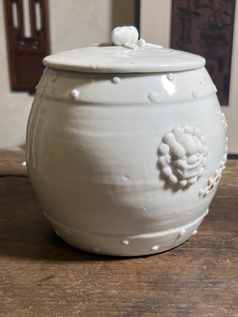 古玩陶瓷德化白瓷貼塑梅花紋鼓型罐真品鑒賞圖