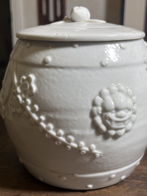 古玩陶瓷德化白瓷貼塑梅花紋鼓型罐真品鑒賞圖