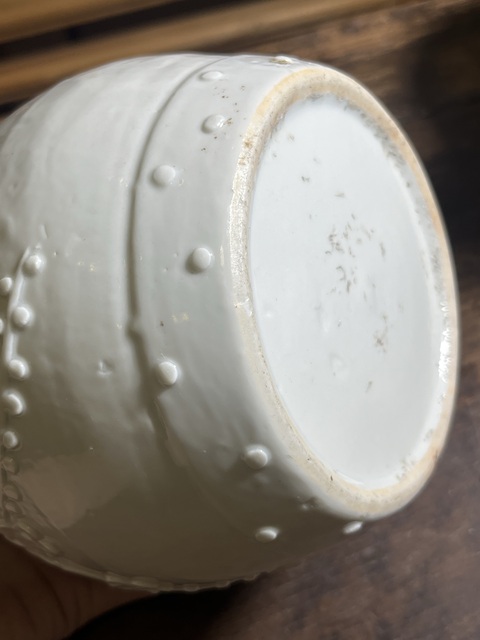 古玩陶瓷德化白瓷貼塑梅花紋鼓型罐真品鑒賞圖