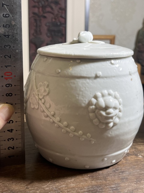 古玩陶瓷德化白瓷貼塑梅花紋鼓型罐真品鑒賞圖