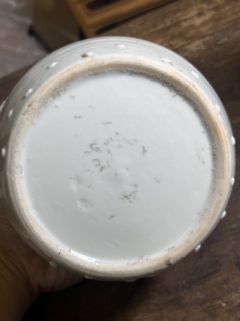 古玩陶瓷德化白瓷貼塑梅花紋鼓型罐真品鑒賞圖