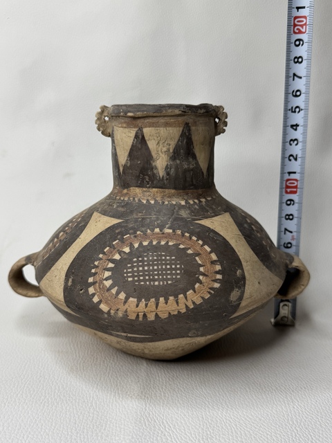 古玩陶瓷馬家窯文化·邊家林類型鋸齒光芒紋雙耳壺真品鑒賞圖