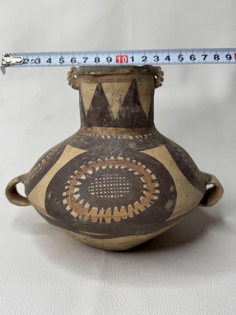 古玩陶瓷馬家窯文化·邊家林類型鋸齒光芒紋雙耳壺真品鑒賞圖