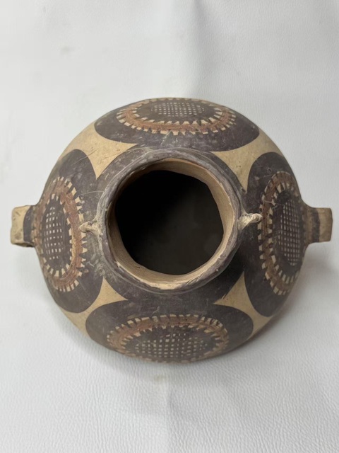 古玩陶瓷馬家窯文化·邊家林類型鋸齒光芒紋雙耳壺真品鑒賞圖