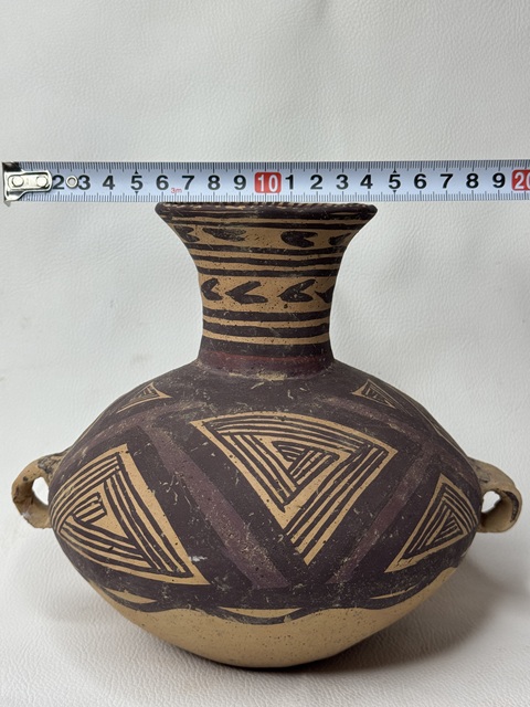 古玩陶瓷馬家窯文化·馬廠類型折線回紋雙耳壺拍賣,當前價格894元