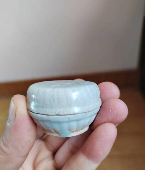 古玩陶瓷青白釉花卉紋粉盒真品鑒賞圖