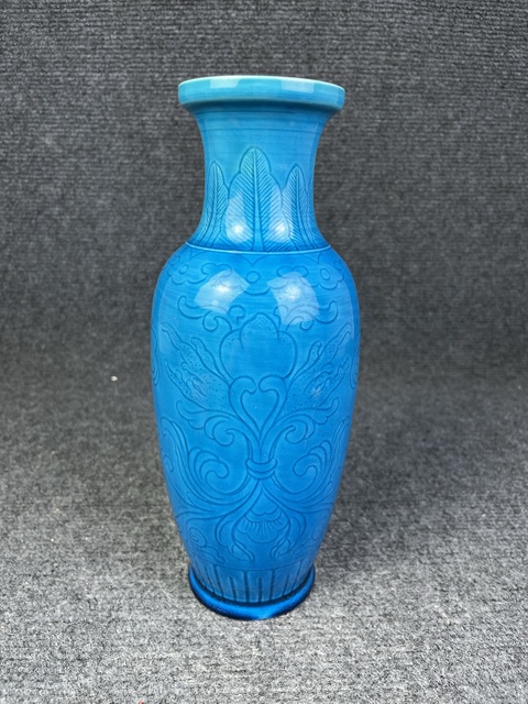 古玩陶瓷孔雀藍(lán)釉暗刻花卉紋瓶真品鑒賞圖