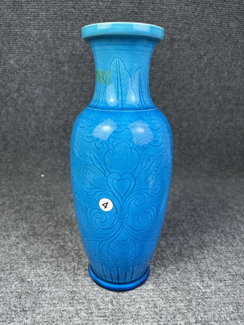 古玩陶瓷孔雀藍(lán)釉暗刻花卉紋瓶真品鑒賞圖
