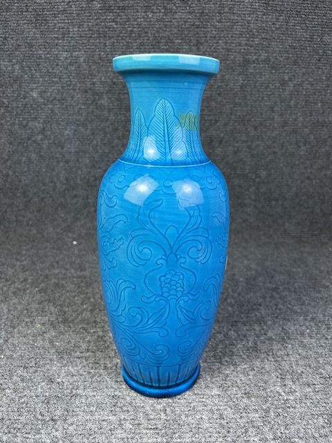 古玩陶瓷孔雀藍(lán)釉暗刻花卉紋瓶真品鑒賞圖