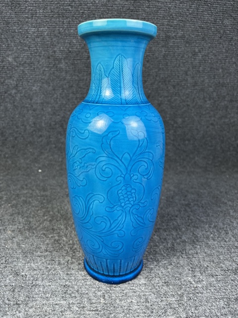 古玩陶瓷孔雀藍(lán)釉暗刻花卉紋瓶真品鑒賞圖