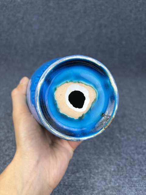 古玩陶瓷孔雀藍(lán)釉暗刻花卉紋瓶真品鑒賞圖