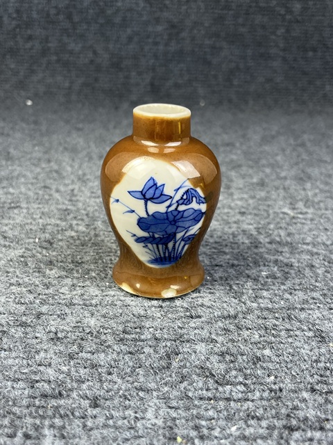 古玩陶瓷紫金釉開窗青花蓮池紋小瓶真品鑒賞圖