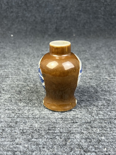 古玩陶瓷紫金釉開窗青花蓮池紋小瓶真品鑒賞圖