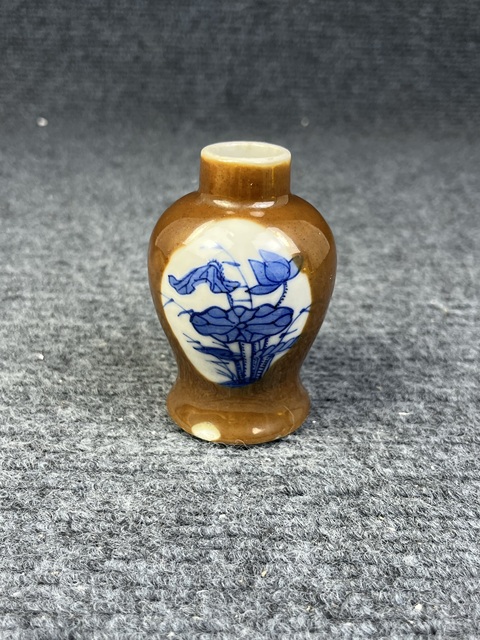 古玩陶瓷紫金釉開窗青花蓮池紋小瓶真品鑒賞圖