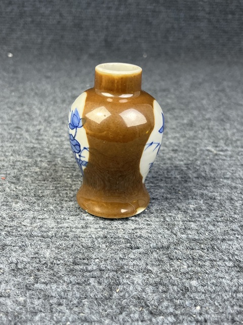 古玩陶瓷紫金釉開窗青花蓮池紋小瓶真品鑒賞圖