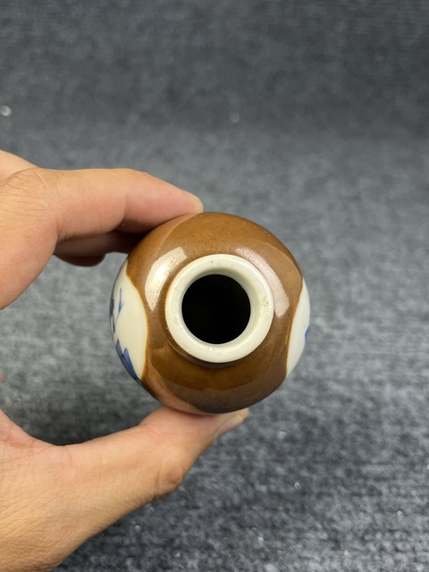 古玩陶瓷紫金釉開窗青花蓮池紋小瓶真品鑒賞圖