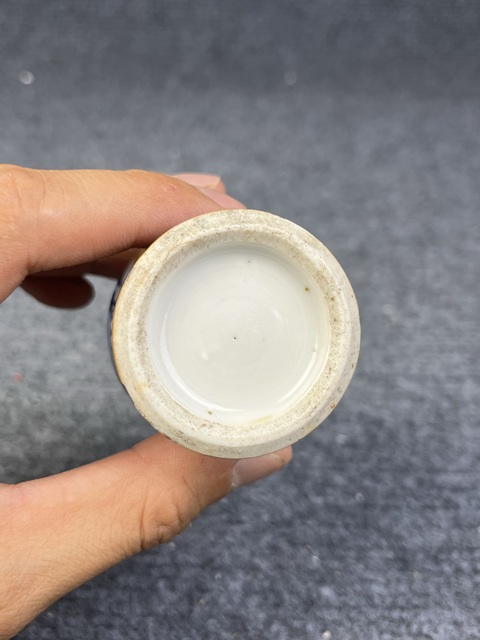 古玩陶瓷紫金釉開窗青花蓮池紋小瓶真品鑒賞圖