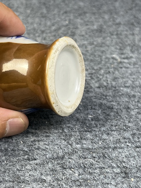 古玩陶瓷紫金釉開窗青花蓮池紋小瓶真品鑒賞圖