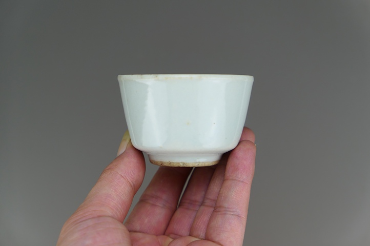 古玩陶瓷清末民初甜白釉唇口杯拍賣，當前價格33元