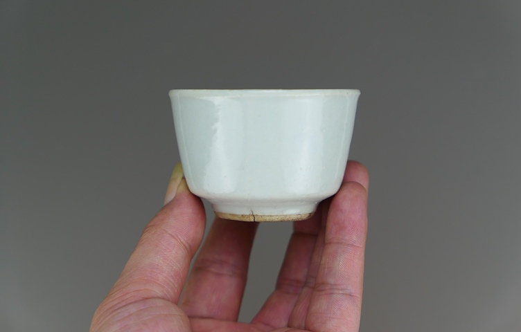 古玩陶瓷清末民初甜白釉唇口杯拍賣，當前價格33元