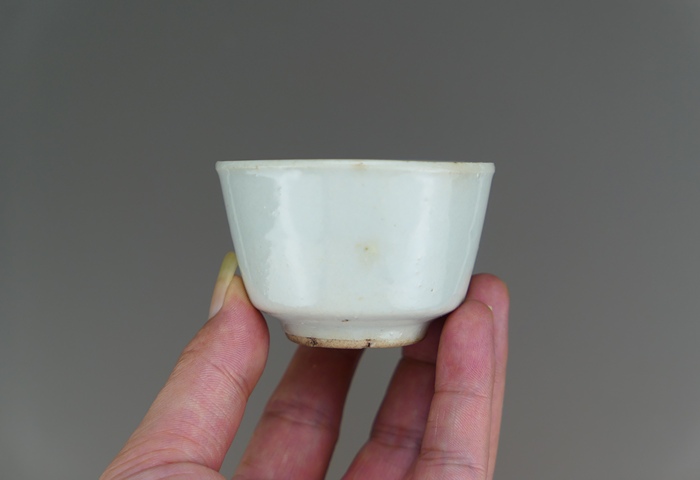 古玩陶瓷清末民初甜白釉唇口杯拍賣，當前價格33元