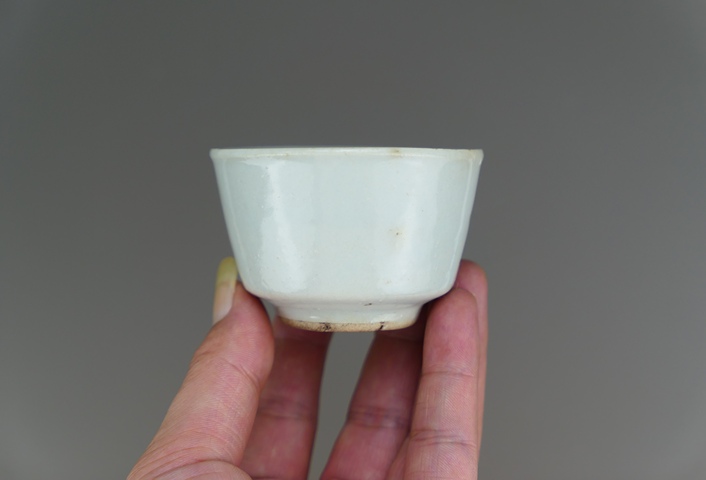 古玩陶瓷清末民初甜白釉唇口杯拍賣，當前價格33元