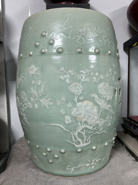 古玩陶瓷豆青堆白繡墩真品鑒賞圖