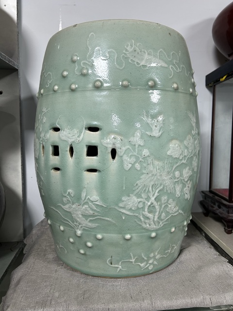 古玩陶瓷豆青堆白繡墩真品鑒賞圖