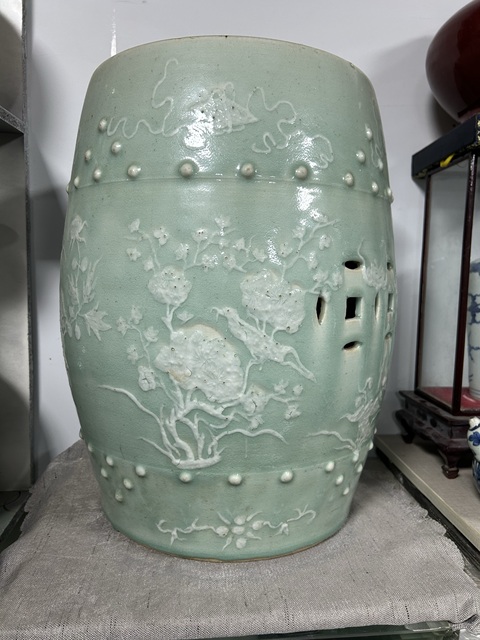 古玩陶瓷豆青堆白繡墩真品鑒賞圖