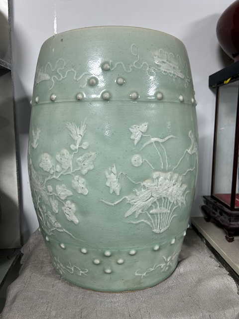 古玩陶瓷豆青堆白繡墩真品鑒賞圖