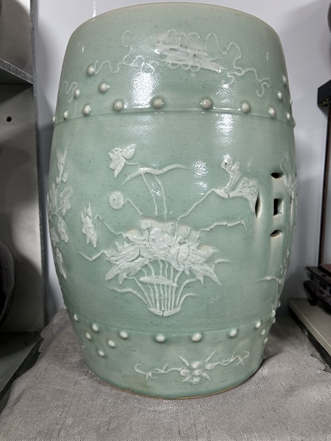 古玩陶瓷豆青堆白繡墩真品鑒賞圖
