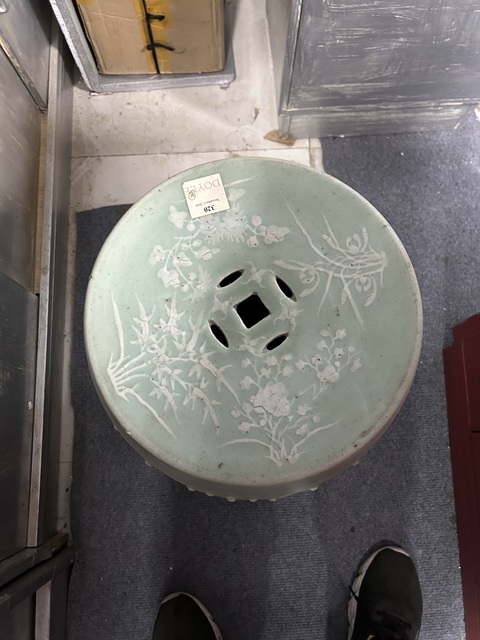 古玩陶瓷豆青堆白繡墩真品鑒賞圖