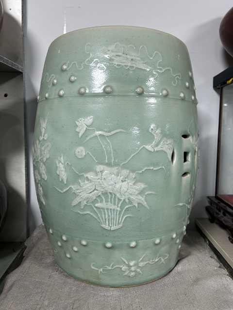 古玩陶瓷豆青堆白繡墩真品鑒賞圖
