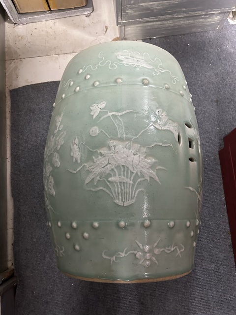 古玩陶瓷豆青堆白繡墩真品鑒賞圖