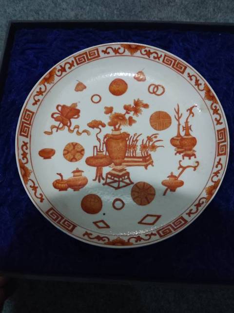 古玩陶瓷礬紅博古圖盤真品鑒賞圖