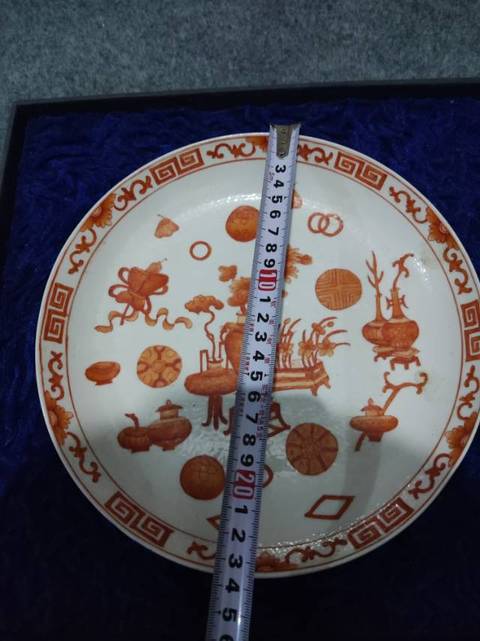 古玩陶瓷礬紅博古圖盤真品鑒賞圖