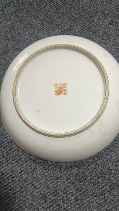 古玩陶瓷礬紅博古圖盤真品鑒賞圖