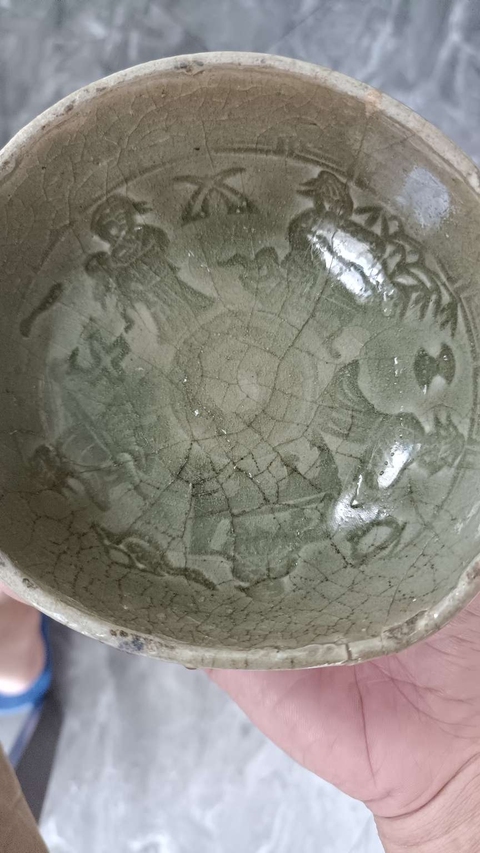 古玩陶瓷龍泉青瓷人物紋碗真品鑒賞圖