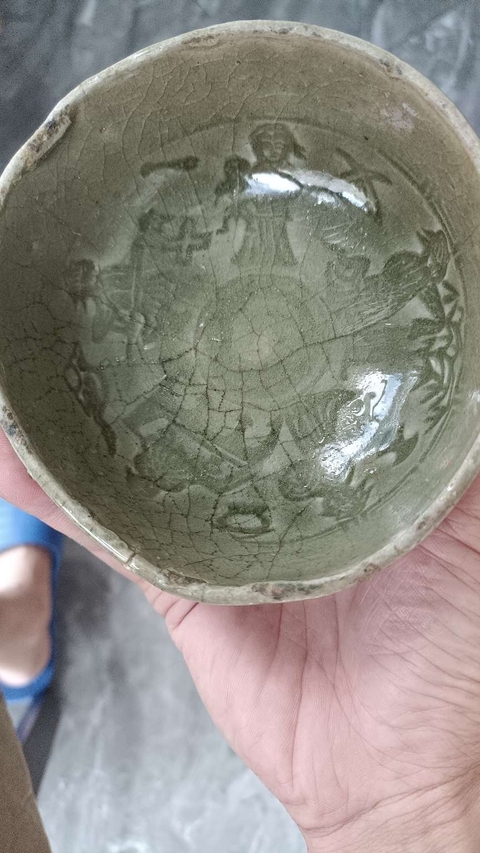 古玩陶瓷龍泉青瓷人物紋碗真品鑒賞圖