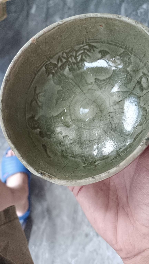 古玩陶瓷龍泉青瓷人物紋碗真品鑒賞圖