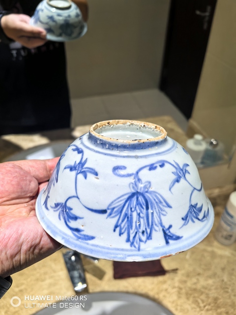 古玩陶瓷青花纏枝花卉紋撇口碗真品鑒賞圖