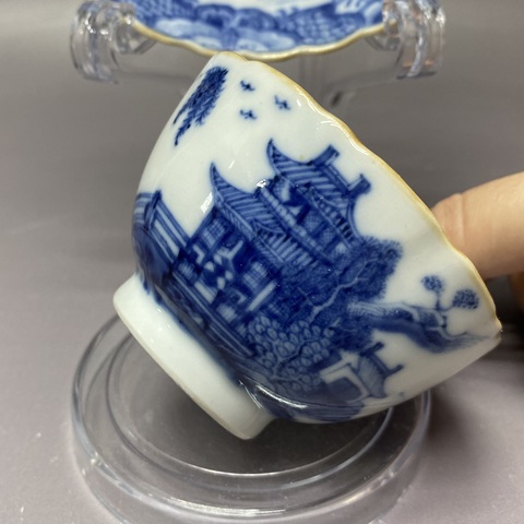 古玩陶瓷清乾隆·樓臺亭閣山水紋青花杯碟拍賣,當(dāng)前價格2890元