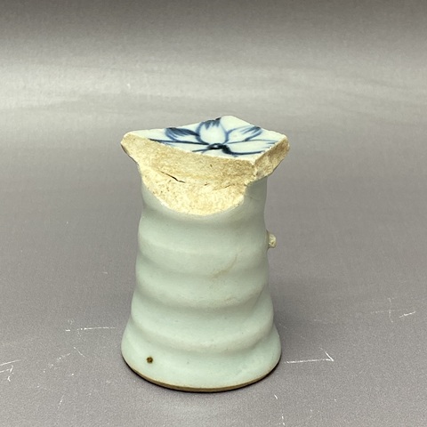 古玩陶瓷荷花紋竹節(jié)柄高足杯青花標(biāo)本真品鑒賞圖