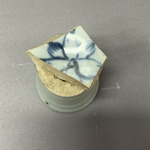 古玩陶瓷荷花紋竹節(jié)柄高足杯青花標(biāo)本真品鑒賞圖