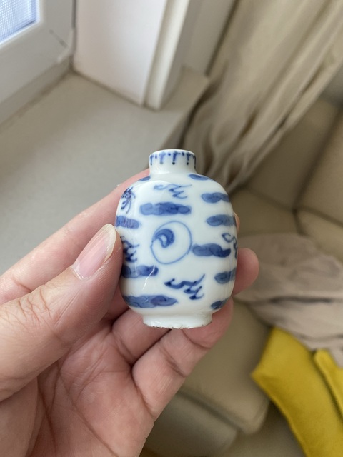 古玩陶瓷青花龍紋鼻煙壺真品鑒賞圖
