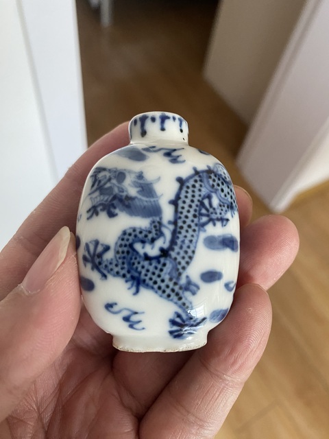 古玩陶瓷青花龍紋鼻煙壺真品鑒賞圖