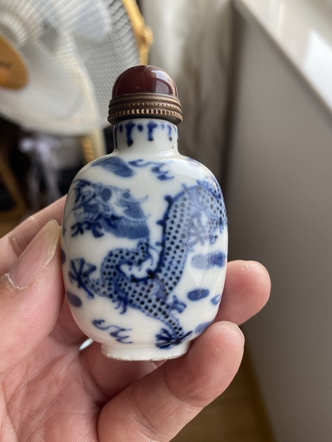古玩陶瓷青花龍紋鼻煙壺真品鑒賞圖