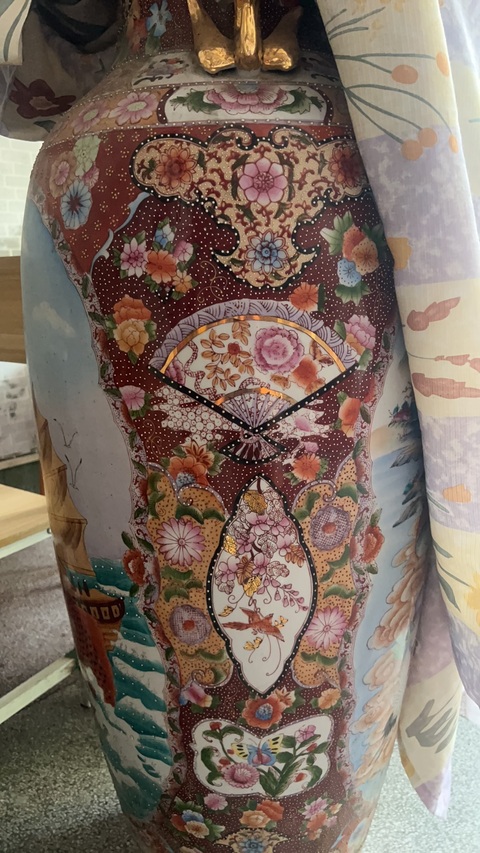 古玩陶瓷粉彩人物故事紋花口瓶真品鑒賞圖