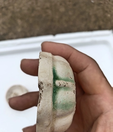 古玩陶瓷五代磁州窯白釉綠彩菱花口粉盒真品鑒賞圖